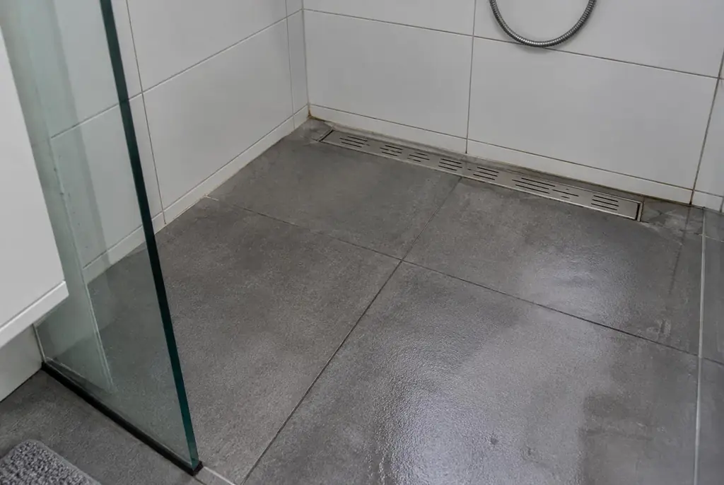 Lekdetectie Vianen – lekkende inloopdouche met natte voegen