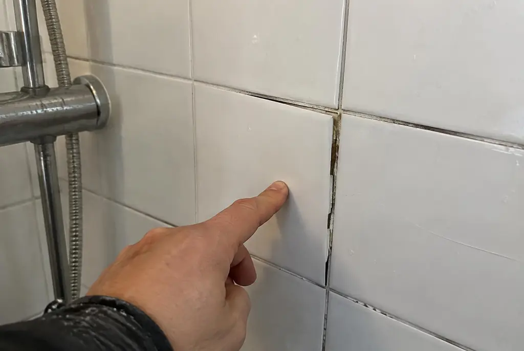 Lekdetectie Vianen – losse, holle badkamertegels door een lekkage