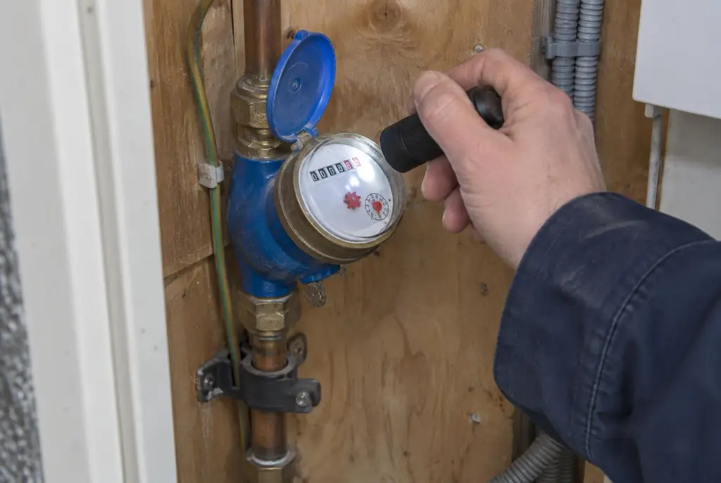 Lekdetectie Vianen – watermeter in de meterkast controleren met een zaklamp